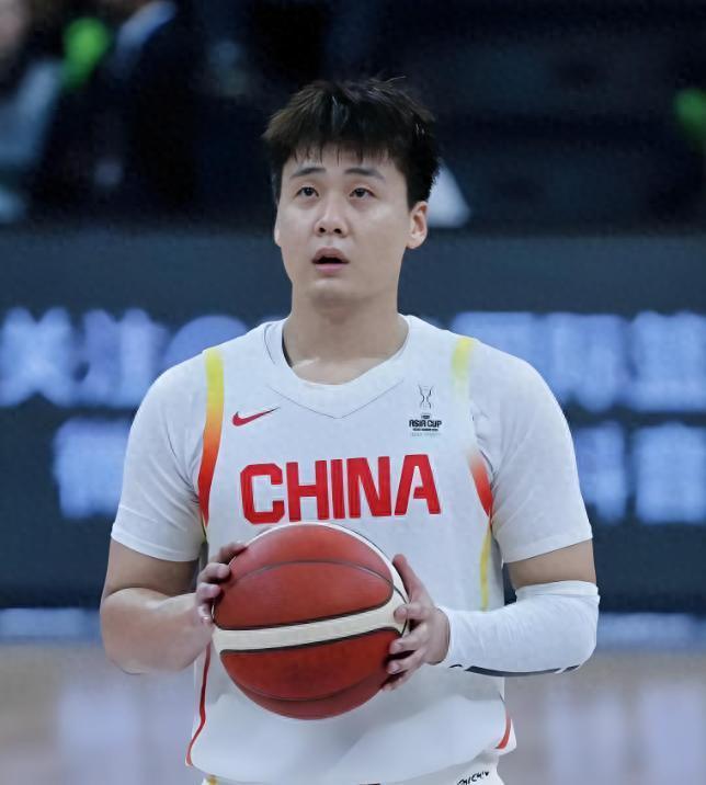 云鼎娱乐-手握3个CBA冠军，如今是男篮队长，弟弟小他22岁，5岁就走篮球路