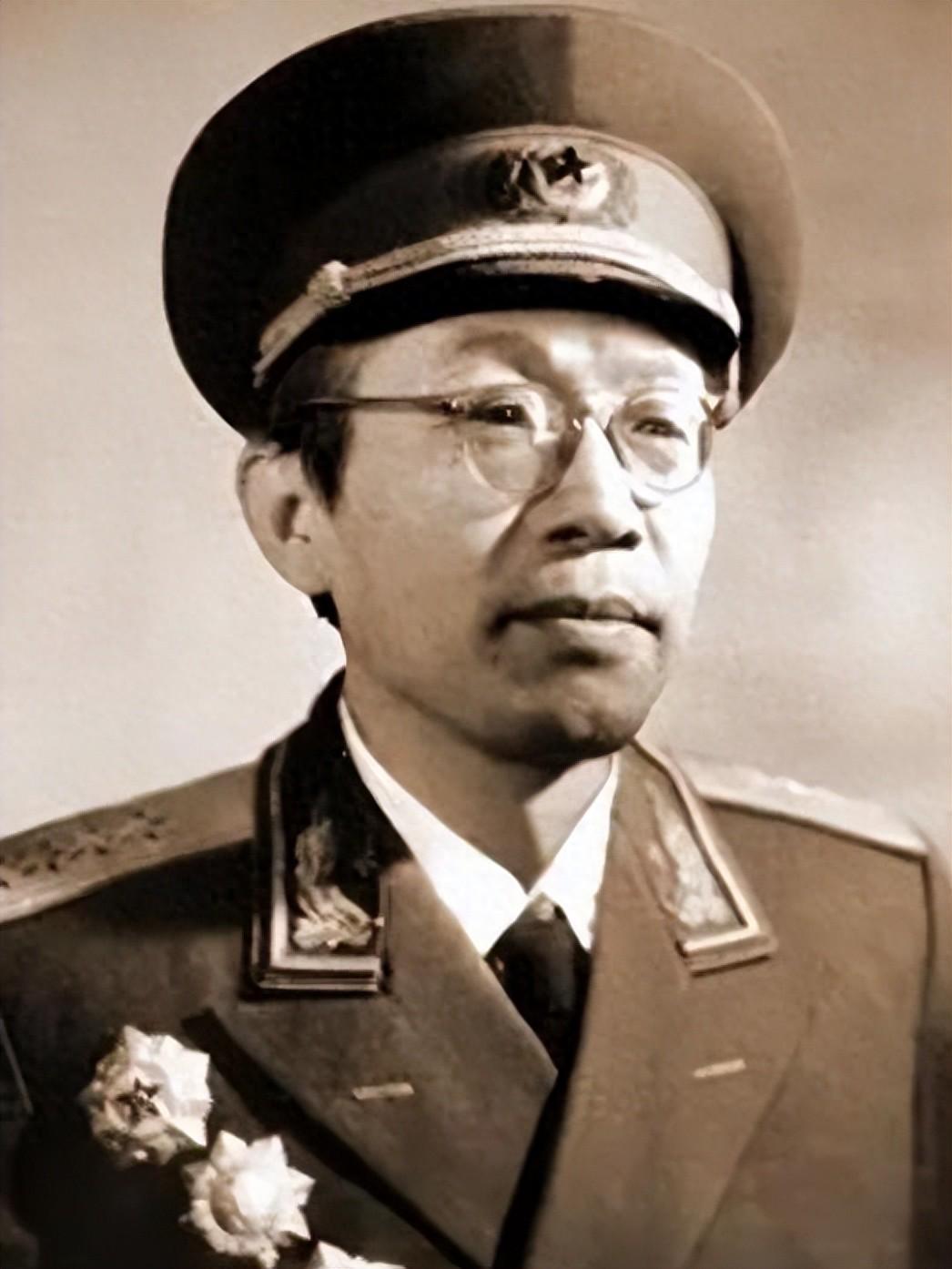 云鼎娱乐-1980年钟伟直呼毛主席大名,黄克诚举拐怒斥:你老小子真是忘了本